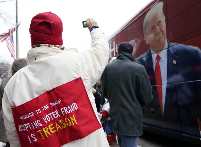 Manifestanti a Washington ("Accettare un voto fraudolento è tradimento")