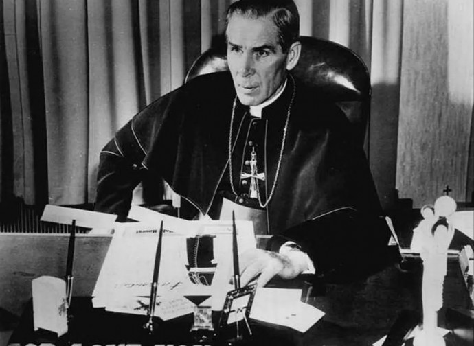 Foto tratta da https://itoldya420.getarchive.net/amp/media/bishop-fulton-j-sheen-1956-9a9215 (Public domain)
