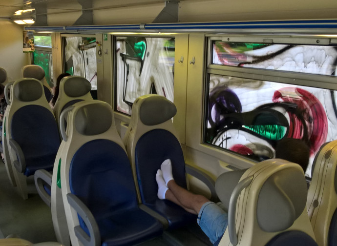 Un viaggiatore molesto su un treno Trenord Un viaggiatore molesto su un treno Trenord