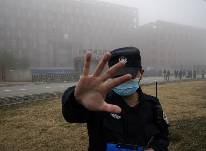 Una guardia all'Istituto di Virologia di Wuhan