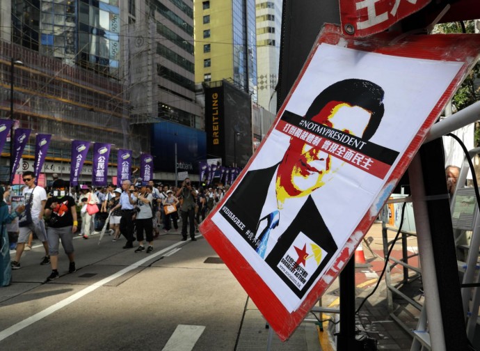Manifestazione di protesta contro Xi Jinping (nel 2018) Manifestazione di protesta contro Xi Jinping (nel 2018)