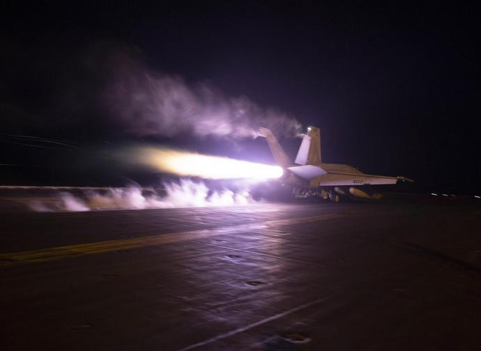 Lancio di un aereo dalla portaerei Eisenhower