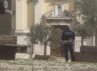 La polizia presidia le chiese, ma i preti riscoprono i voti