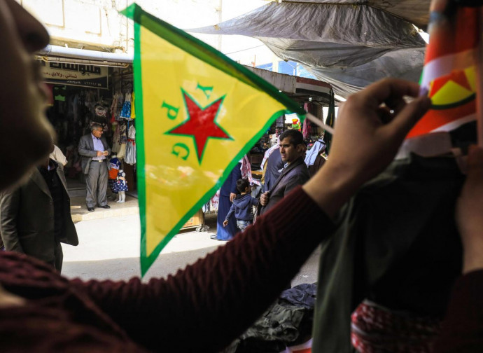 Bandiere dell'YPG nell'enclave curda in Siria Bandiere dell'YPG nell'enclave curda in Siria