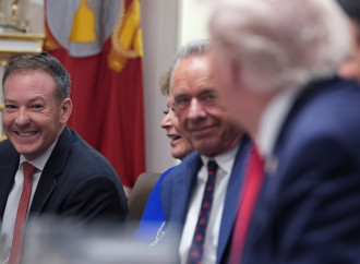 Lee Zeldin (a sinistra) con R. Kennedy e Donald Trump (AP)