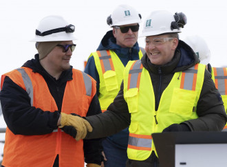 Lee Zeldin (a destra) in Alaska (La Presse)