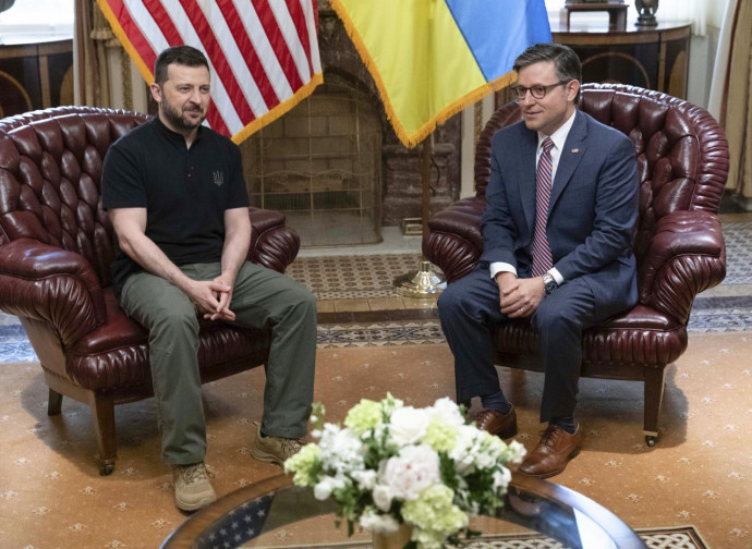 Volodymyr Zelensky e lo speaker della Camera Usa Johnson (La Presse) Volodymyr Zelensky e lo speaker della Camera Usa Johnson (La Presse)