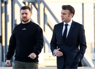Macron mette il turbo agli aiuti all'Ucraina. Finché tiene