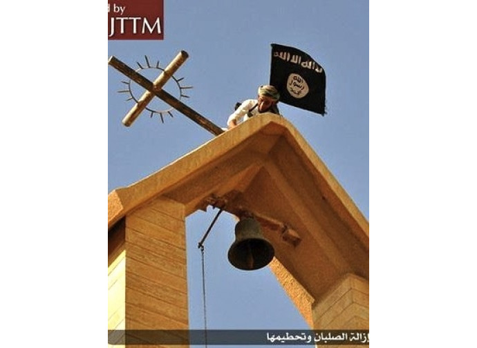 Bandiera dell'Isis su una chiesa di Mosul