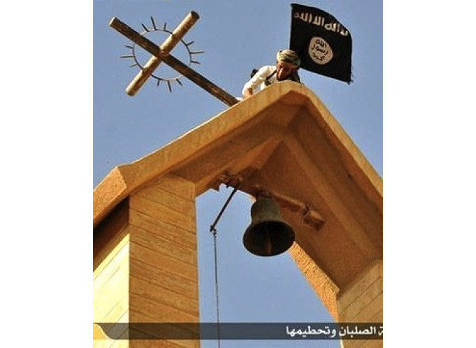 Via le croci a Mosul, su la bandiera nera dell'Isis Via le croci a Mosul, su la bandiera nera dell'Isis
