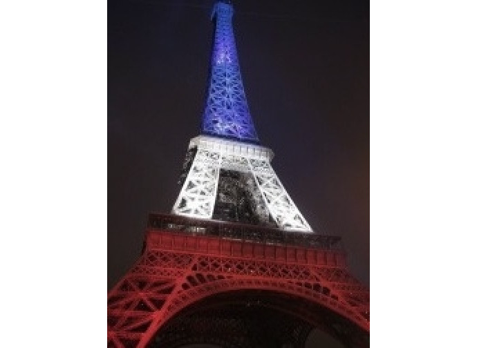 La Torre Eiffel illuminata con i colori francesi